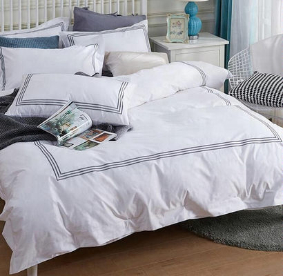 Élégante maison des années 60 en coton pur, lit d'hôtel personnalisé avec motif teint de fil