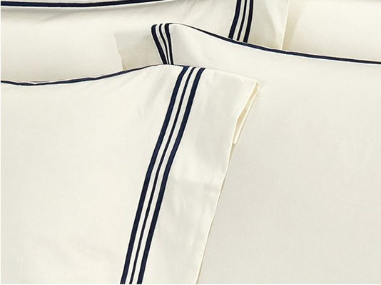 Élégante maison des années 60 en coton pur, lit d'hôtel personnalisé avec motif teint de fil